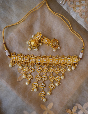 Kundan V choker Set