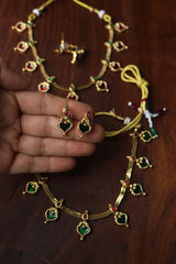 Heart Leaves Close Neck Set