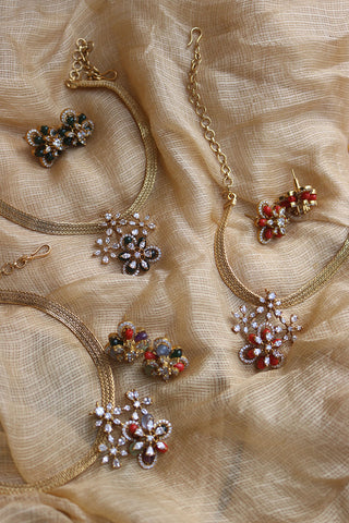 Flower Pendant Close Neck Set