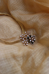 Flower Pendant Close Neck Set