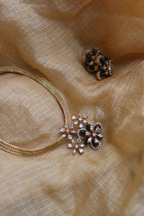 Flower Pendant Close Neck Set