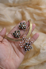 Flower Pendant Close Neck Set