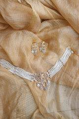 AD White Four Flower Choker Set