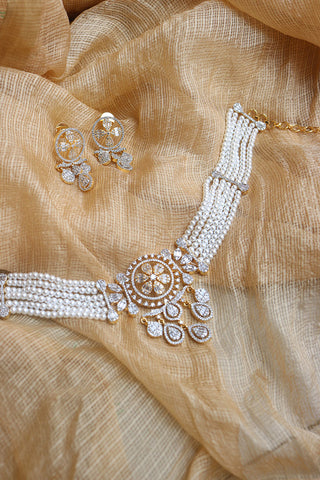 AD White Four Flower Choker Set