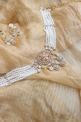 AD White Four Flower Choker Set