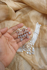 AD White Four Flower Choker Set