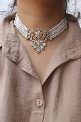 AD White Four Flower Choker Set
