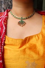 Oval Close Neck Set