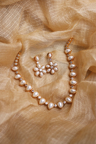Pearl Tilak Close Neck Set