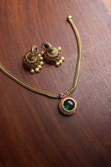Green Circle Pendant Close Neck Set