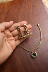 Green Circle Pendant Close Neck Set